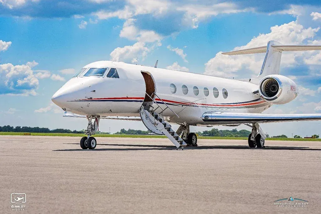 Exterior view of a 2000 Gulfstream V SN: 597.