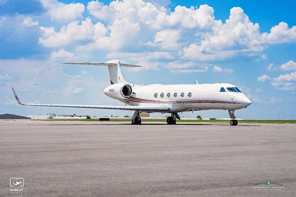 Exterior view of a 2000 Gulfstream V SN: 597.