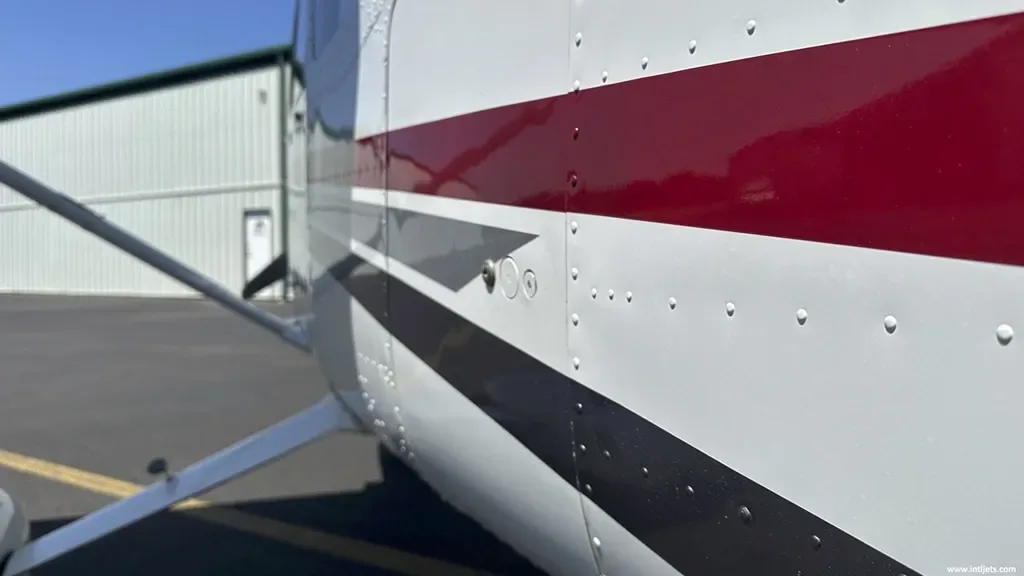Engine detail of a 2001 Cessna Turbo Skylane T182T.