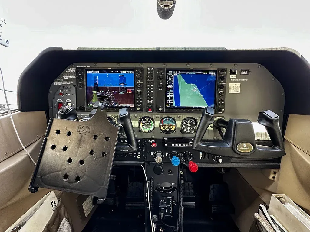 Cockpit and instrument panel of a 2006 Cessna Turbo Skylane.
