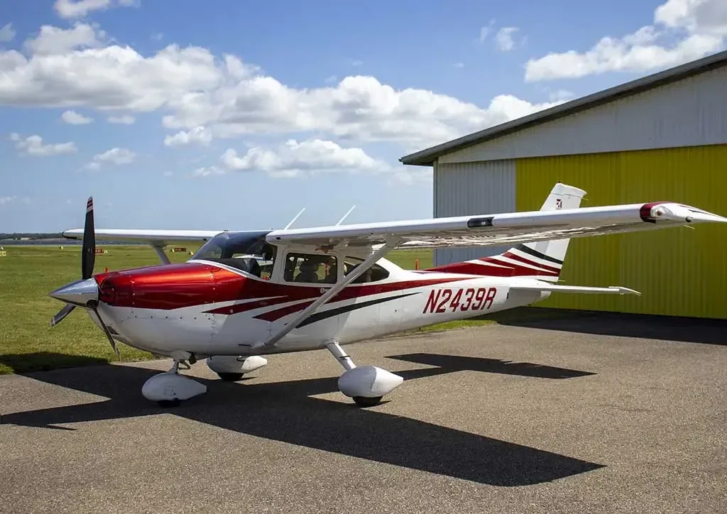 Exterior view of a 2006 Cessna Turbo Skylane.