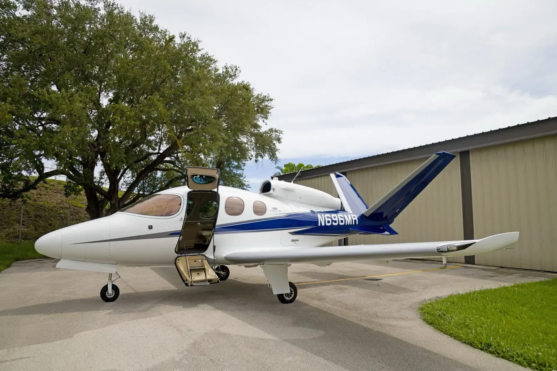 Exterior view of a 2019 Cirrus Vision, N696MR.