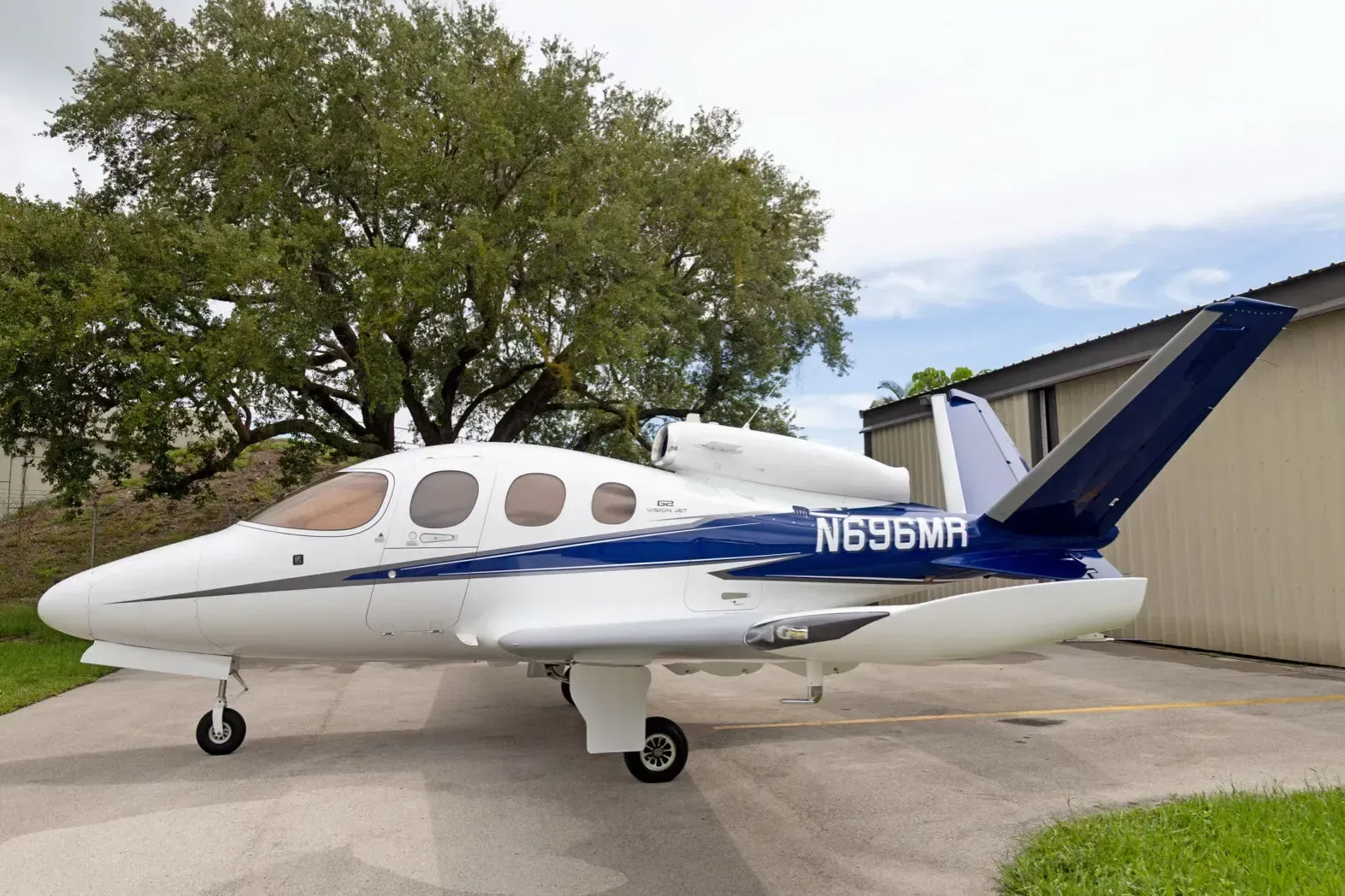 Exterior view of a 2019 Cirrus Vision, N696MR.