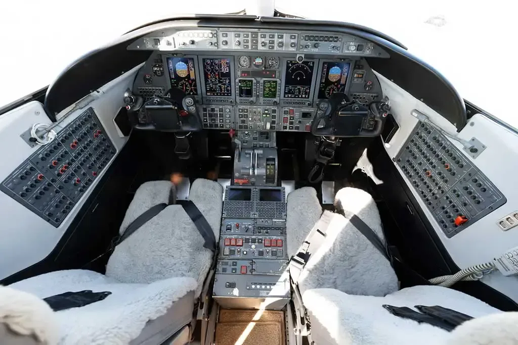 Cockpit and instrument panel of a 2001 Learjet 45 SN.