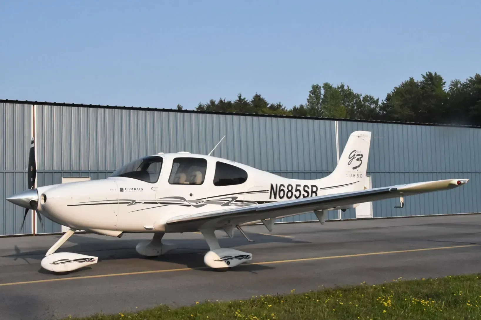 Cabin interior of a 2007 Cirrus SR22.