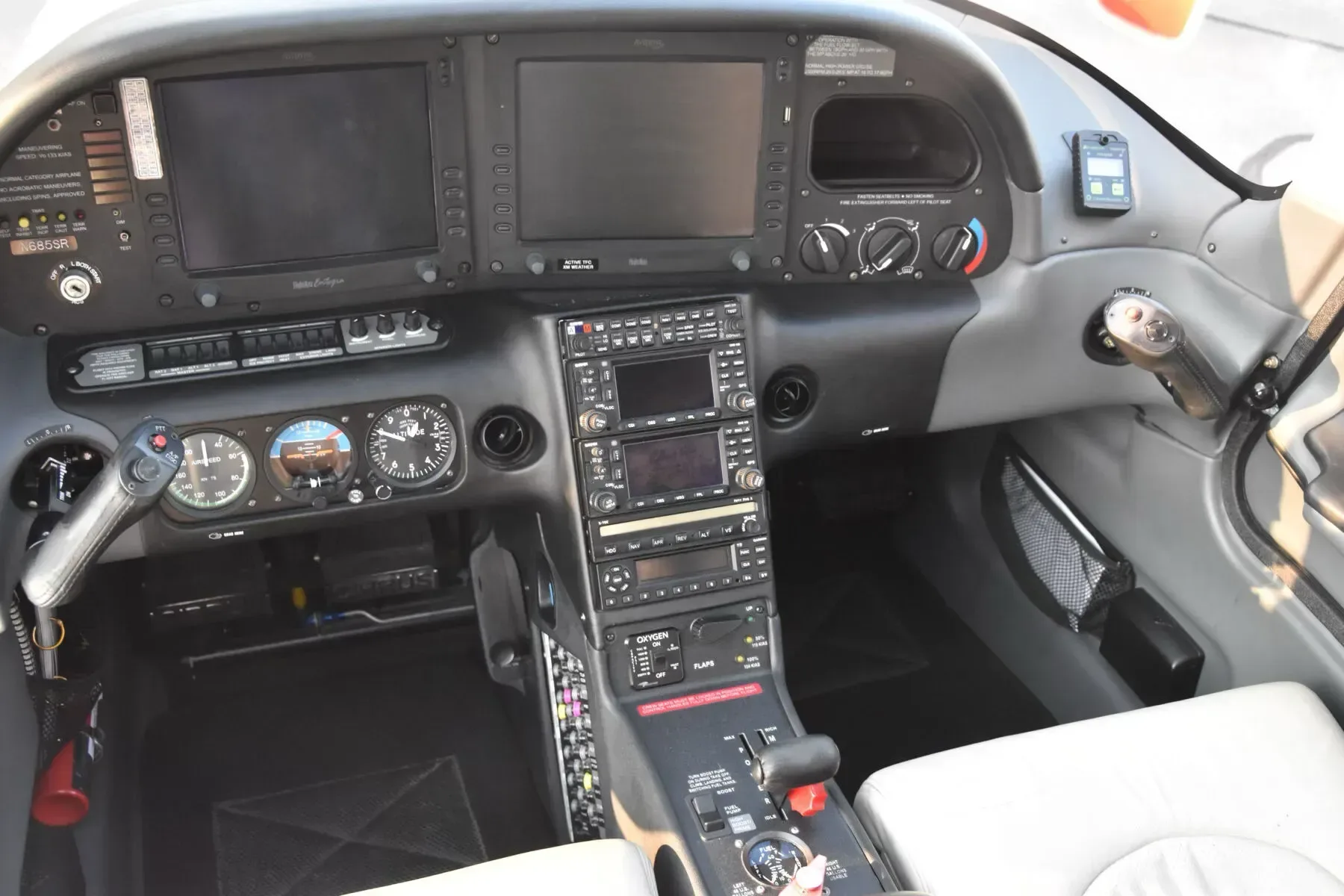 Cockpit and instrument panel of a 2007 Cirrus SR22.