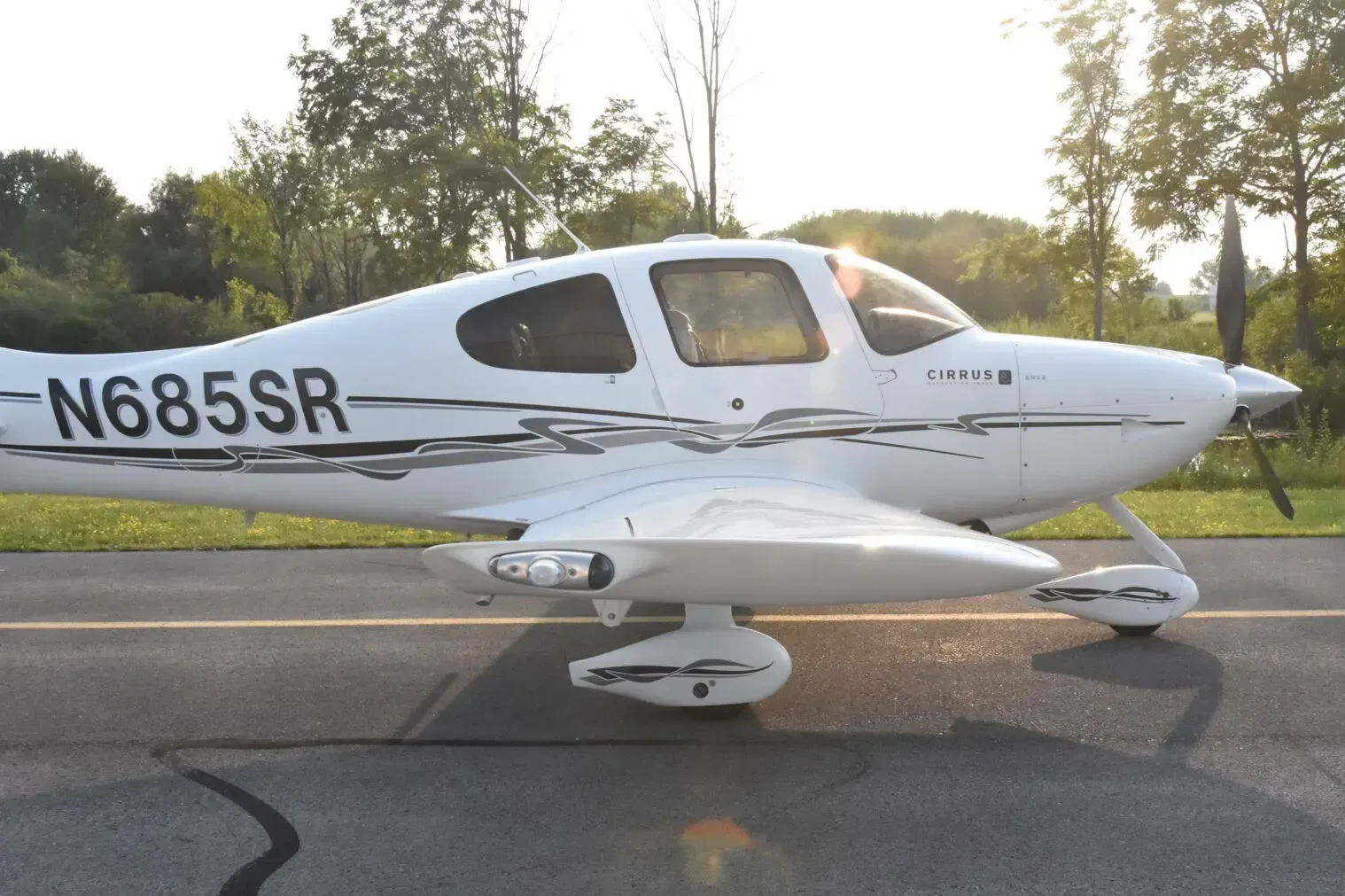 Exterior view of a 2007 Cirrus SR22, N685SR.