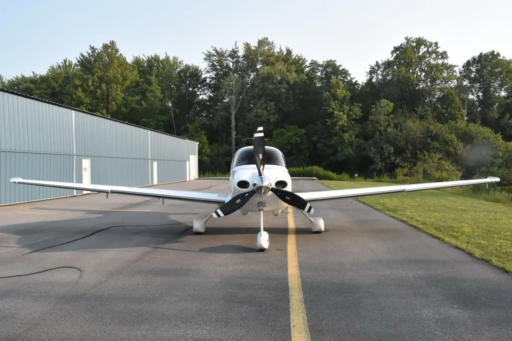 Exterior view of a 2007 Cirrus SR22, N685SR.