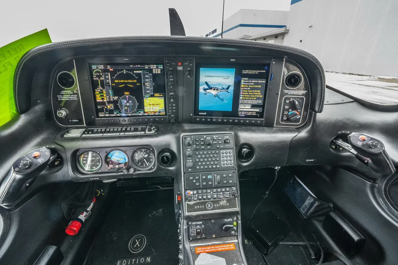 Cockpit and instrument panel of a 2011 Cirrus.