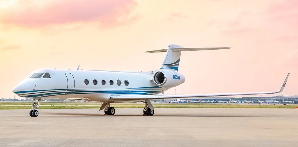 Exterior view of a 1998 Gulfstream V SN: 535.