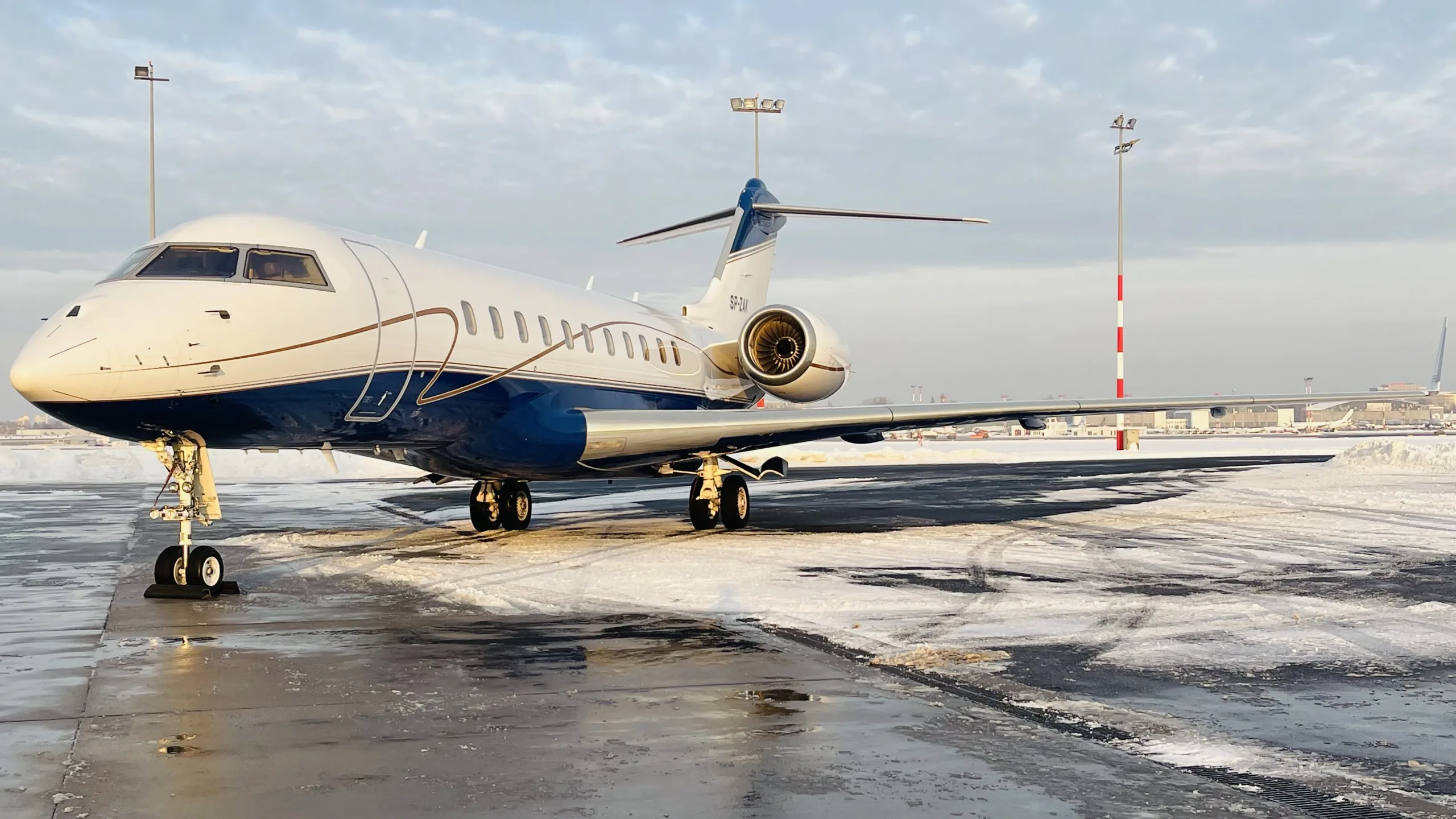 Exterior view of a 2008 Bombardier Global 5000.