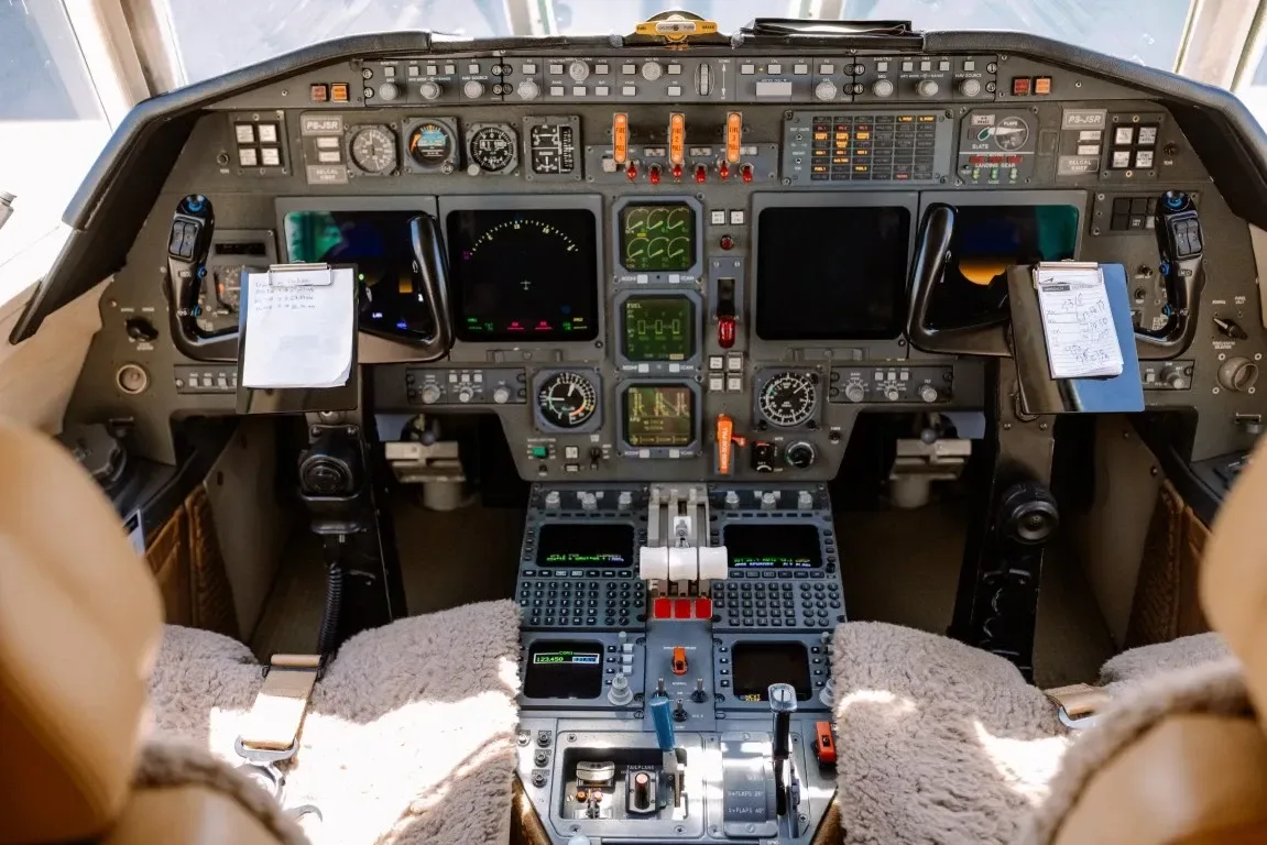 Cockpit and instrument panel of a 1997 Dassault Falcon 50EX.