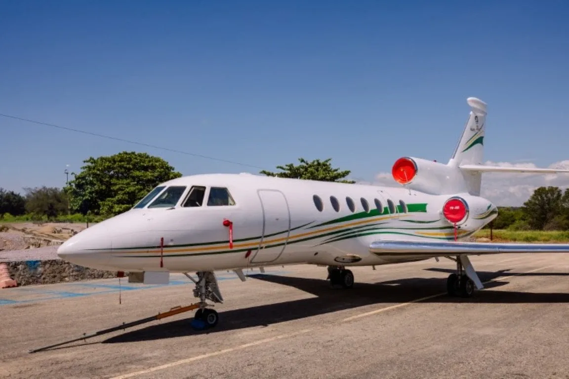 Exterior view of a 1997 Dassault Falcon 50EX.