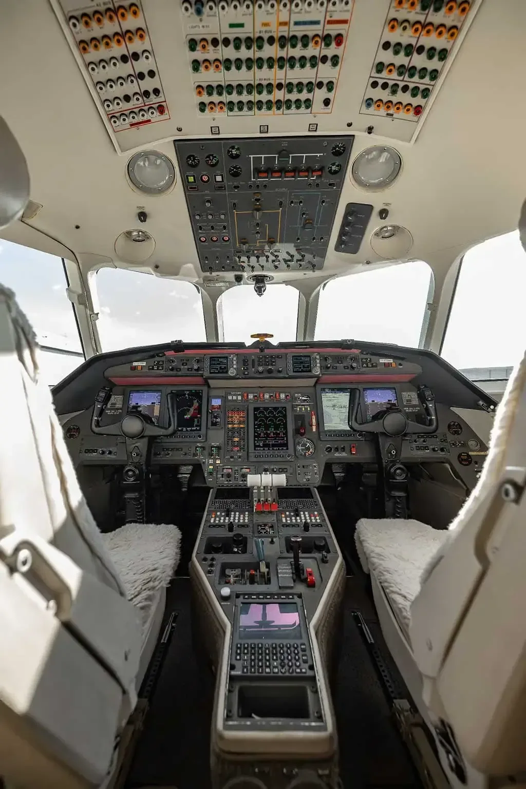 Cockpit and instrument panel of a 2001 Dassault Falcon 900EX.