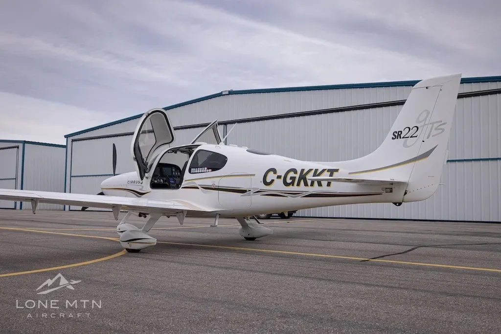 Cockpit and instrument panel of a 2005 Cirrus.