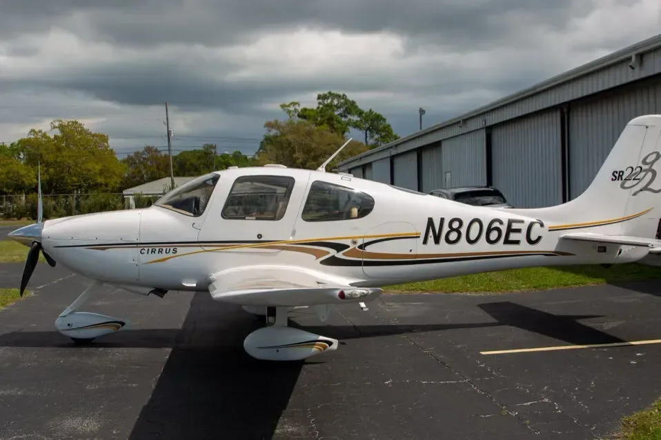 Exterior view of a 2004 Cirrus SR22, N806EC.