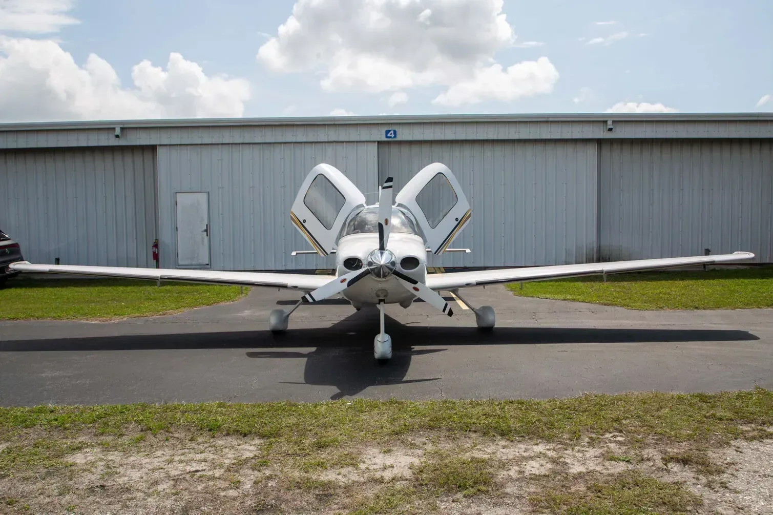 Exterior view of a 2004 Cirrus SR22, N806EC.