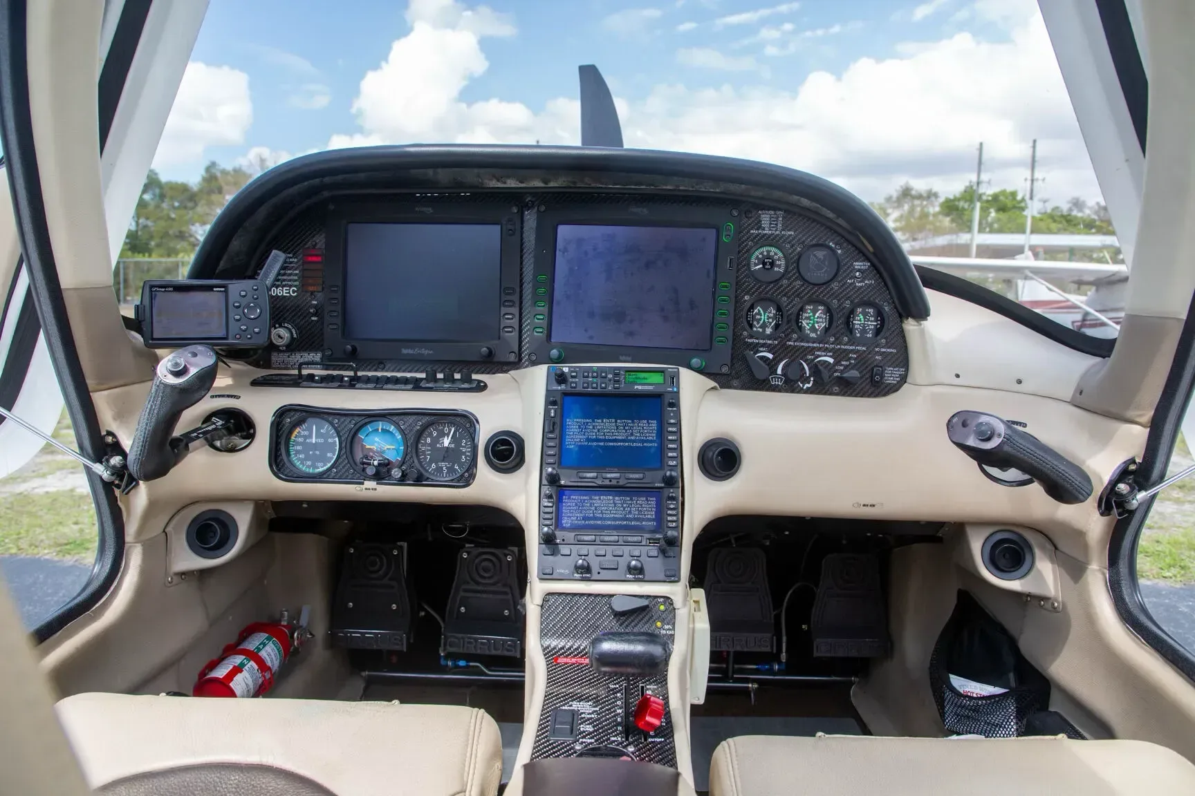 Cockpit and instrument panel of a 2004 Cirrus SR22.