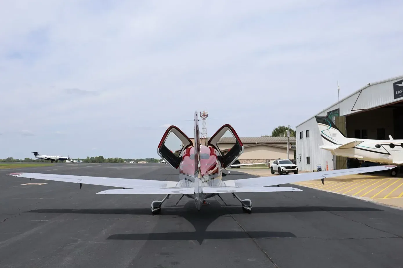 Exterior view of a 2011 Cirrus.