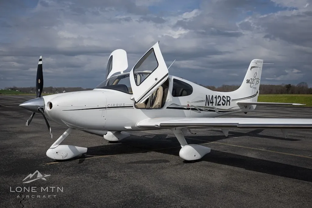 Cockpit and instrument panel of a 2006 Cirrus SR22.