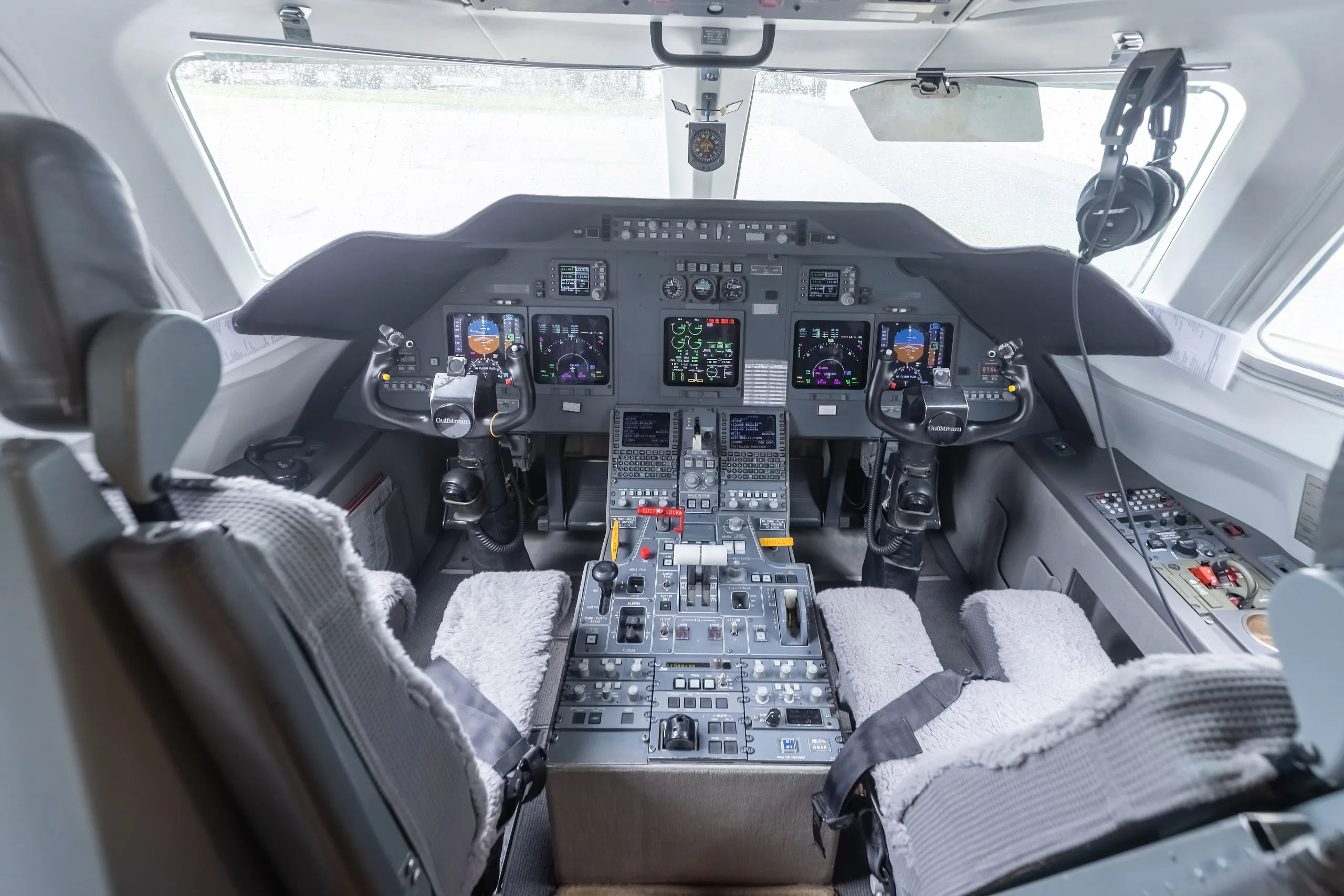 Cockpit and instrument panel of a 2004 Gulfstream.