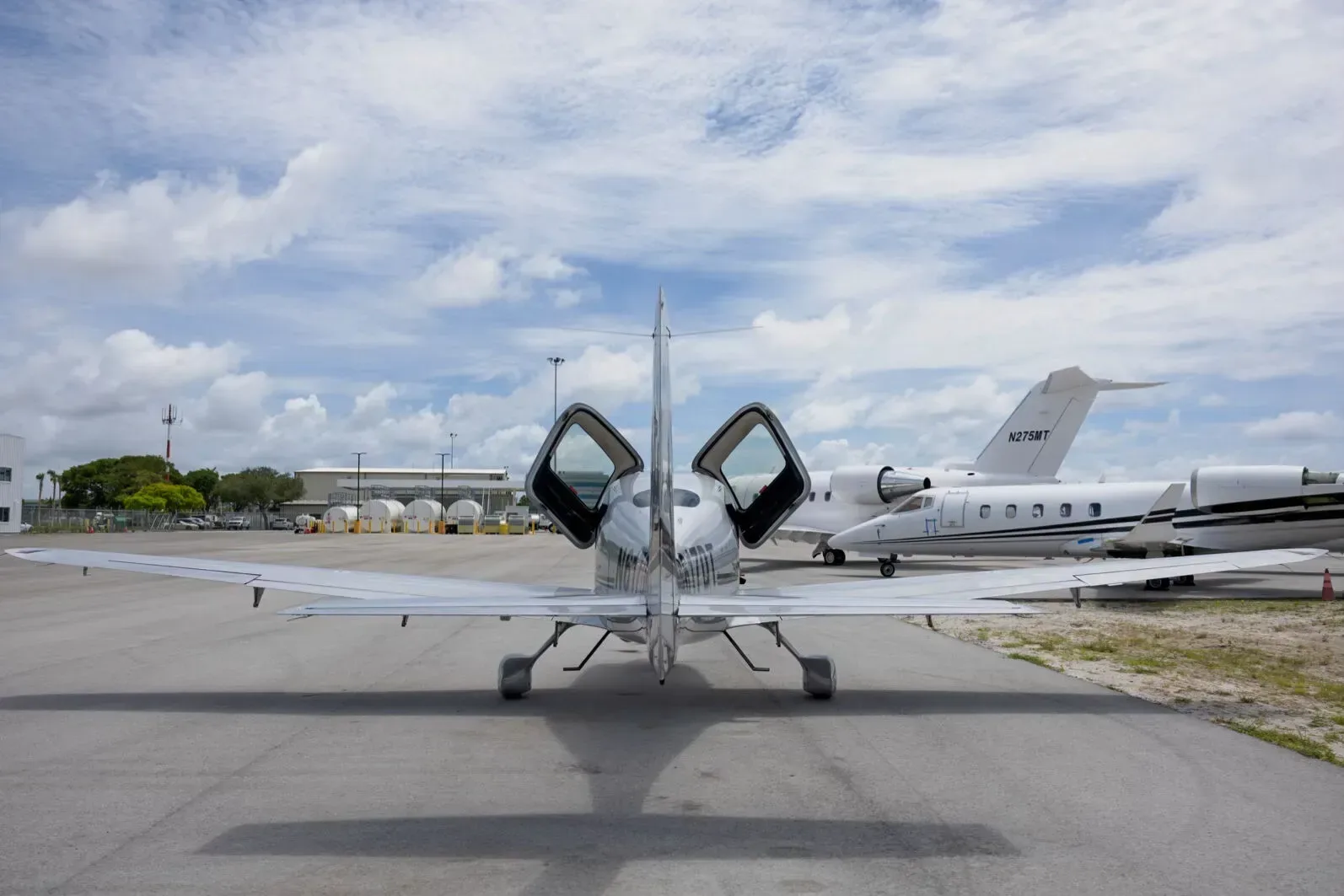 Exterior view of a 2015 Cirrus SR22, N617DT.