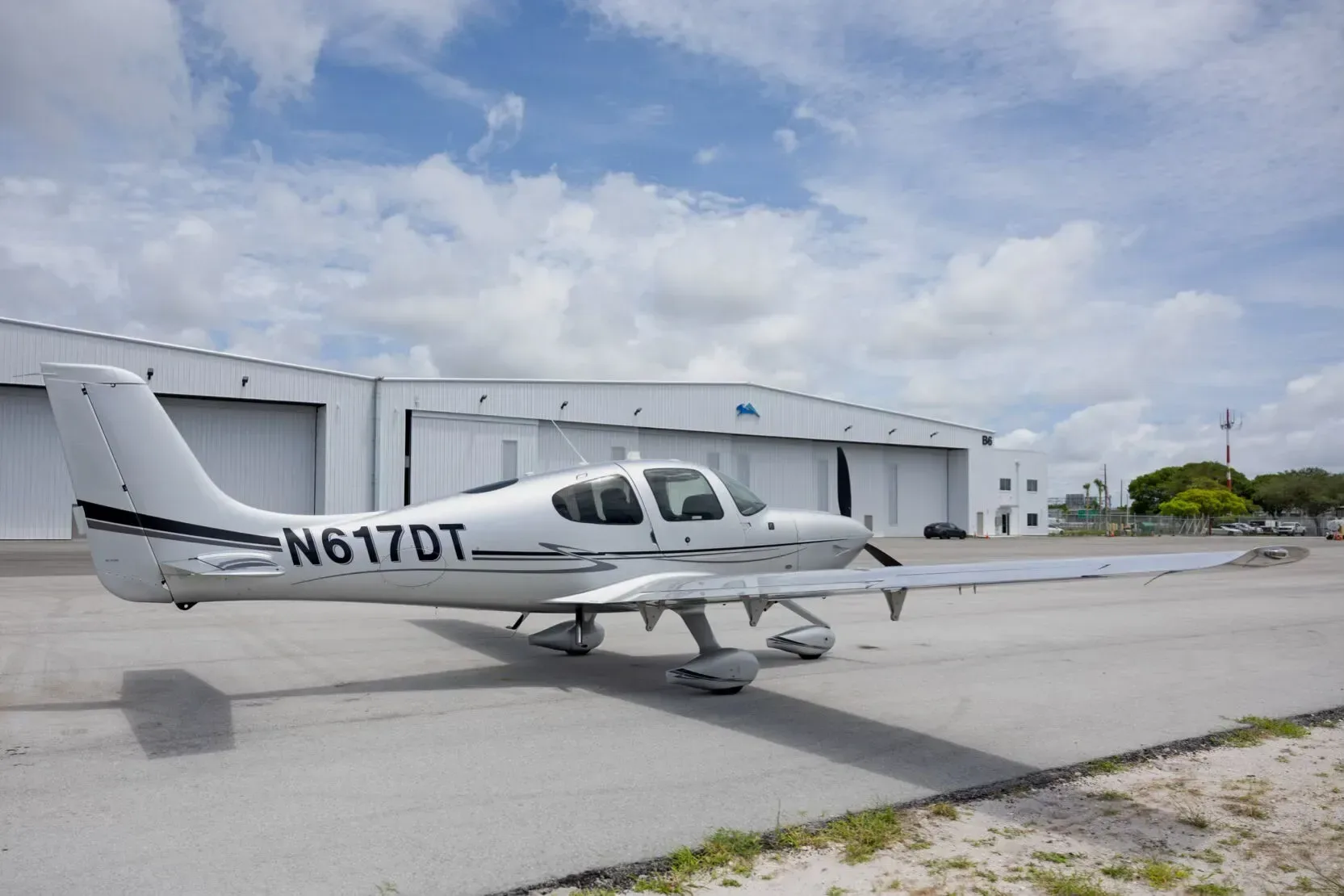 Exterior view of a 2015 Cirrus SR22, N617DT.