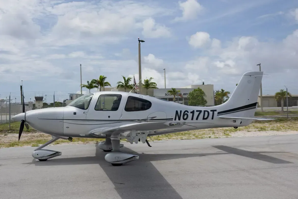 Exterior view of a 2015 Cirrus SR22, N617DT.
