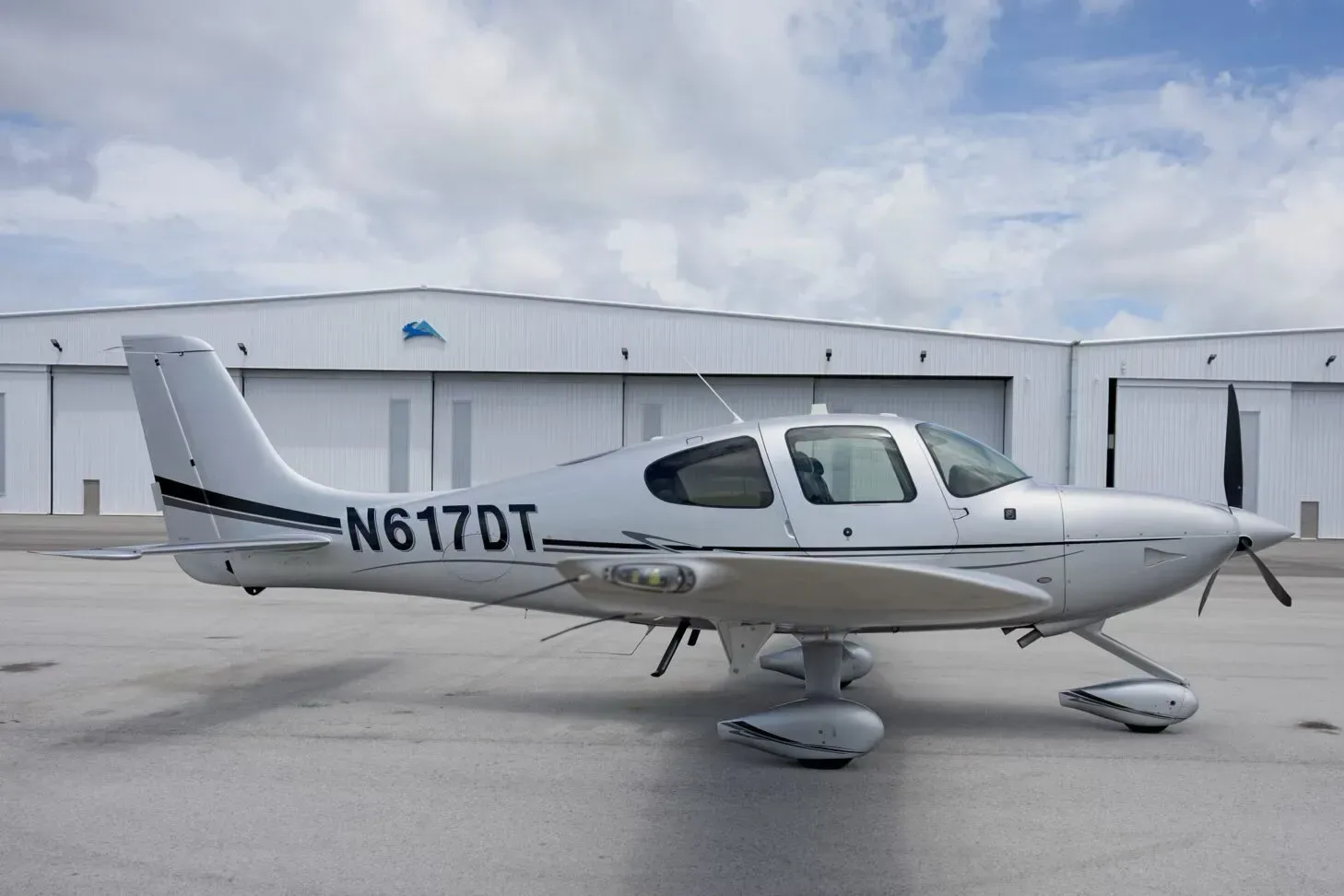 Exterior view of a 2015 Cirrus SR22, N617DT.