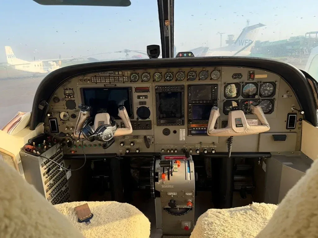 Cockpit and instrument panel of a 2000 Cessna Grand Caravan 208B.