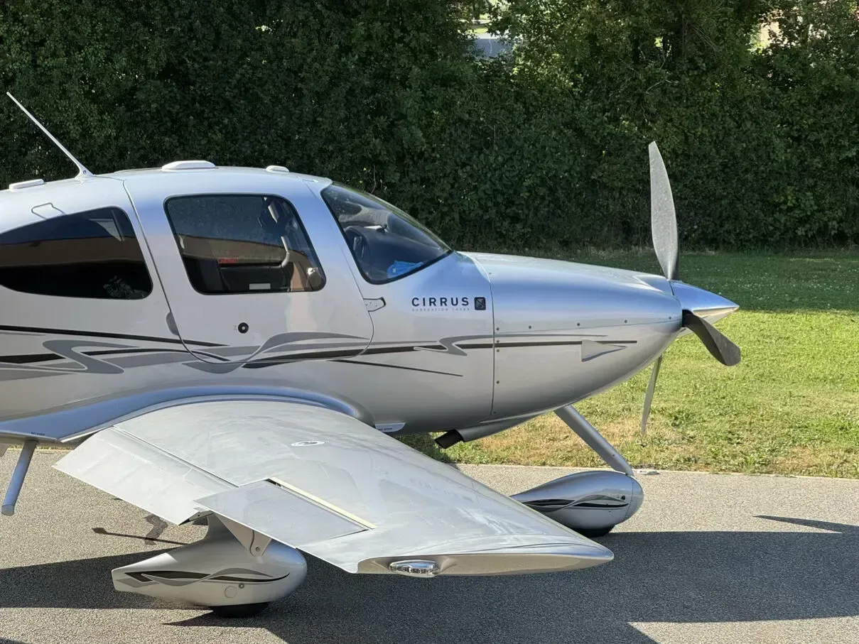 Exterior view of a 2008 Cirrus.