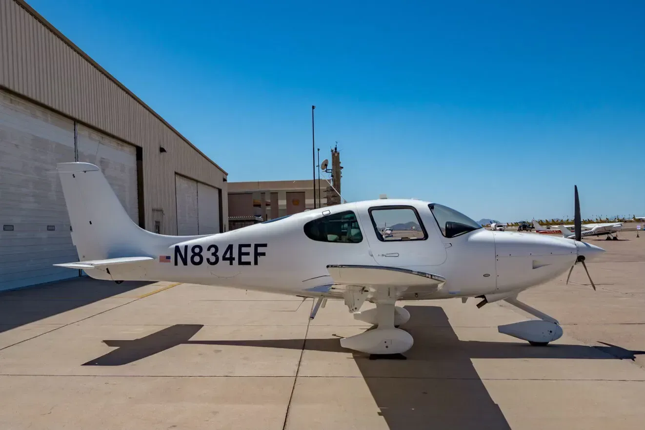 Exterior view of a 2017 Cirrus SR20, N834EF.