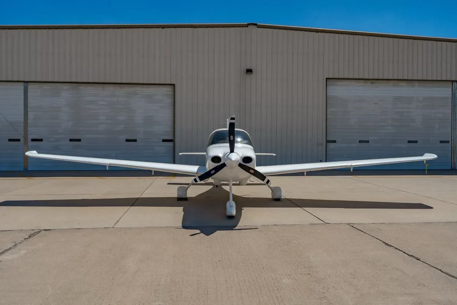 Exterior view of a 2017 Cirrus SR20, N834EF.