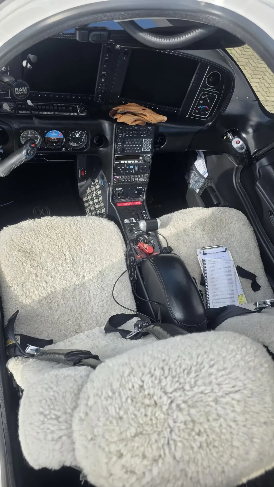 Cockpit and instrument panel of a 2010 Cirrus.