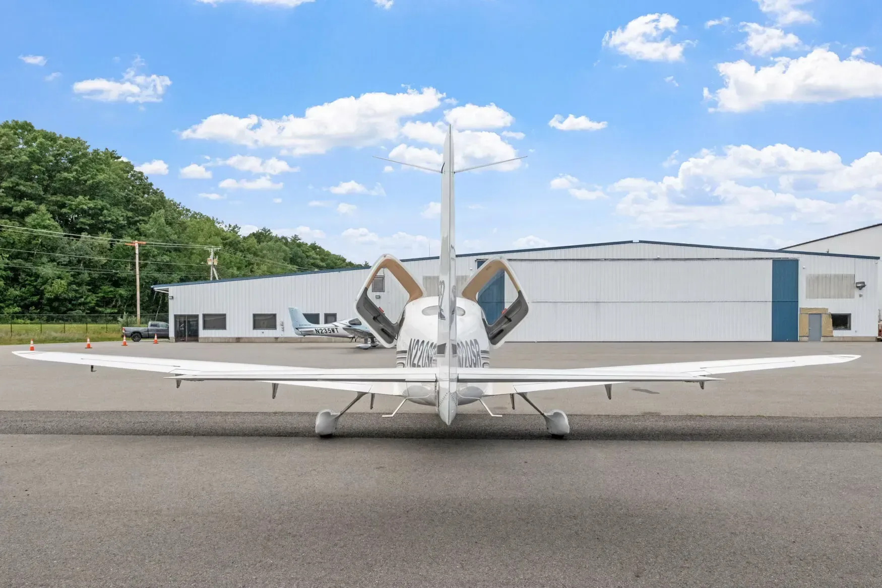 Exterior view of a 2000 Cirrus.
