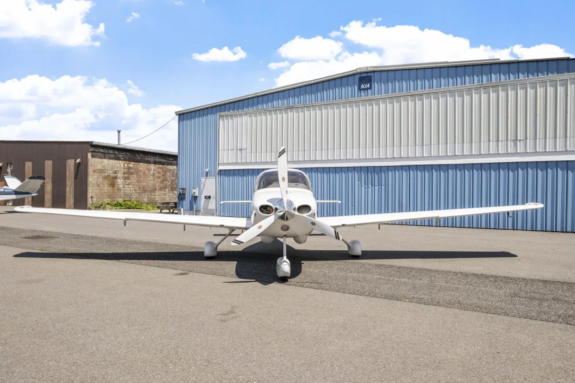 Exterior view of a 2000 Cirrus.