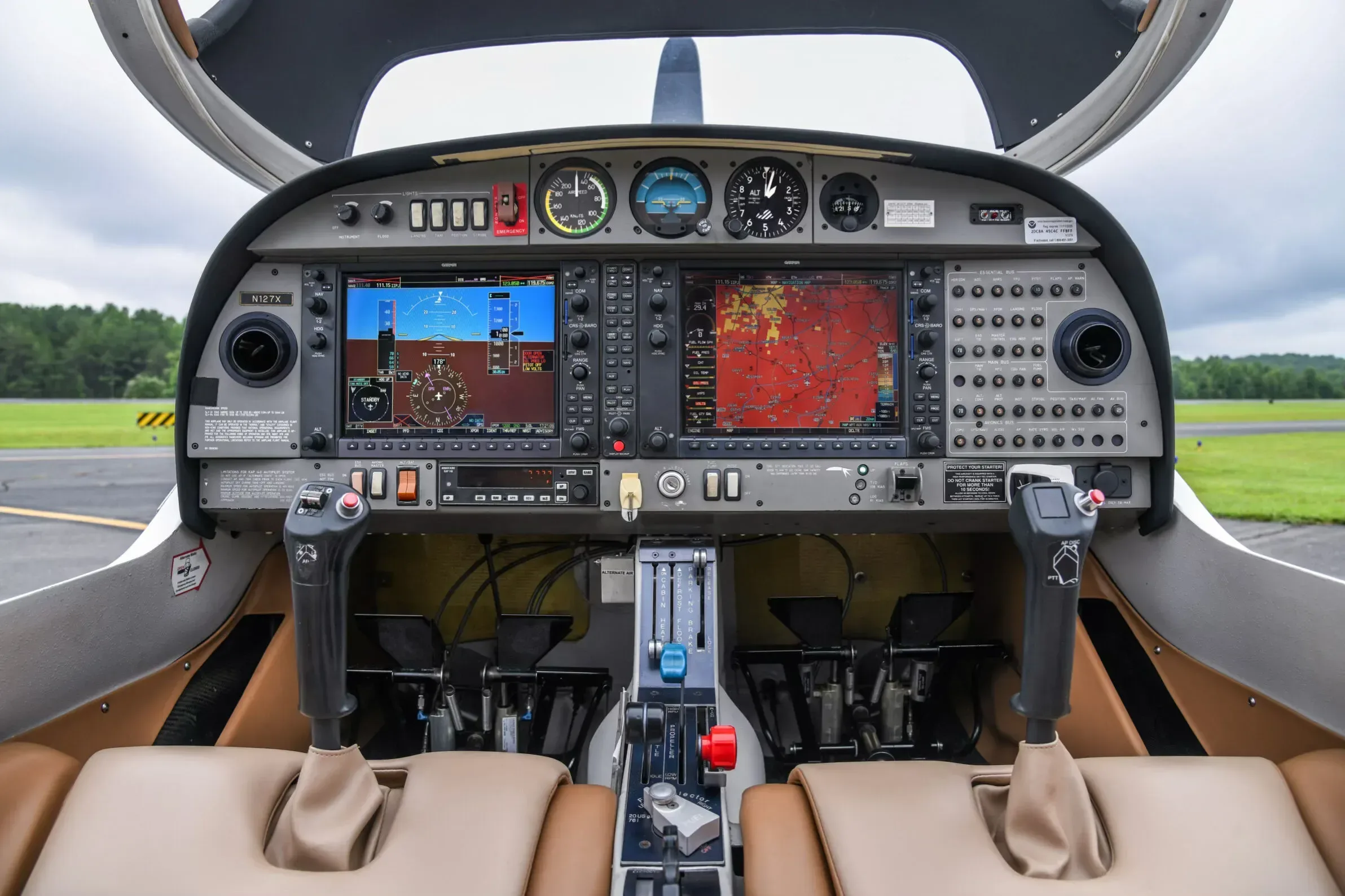Cockpit and instrument panel of a 2006 Diamond.