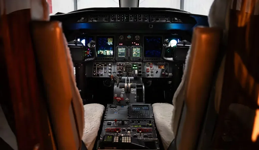 Cockpit and instrument panel of a 2007 Learjet.