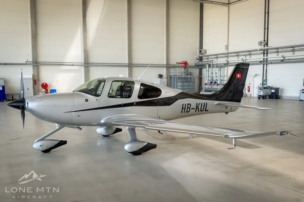 Exterior view of a 2015 Cirrus.