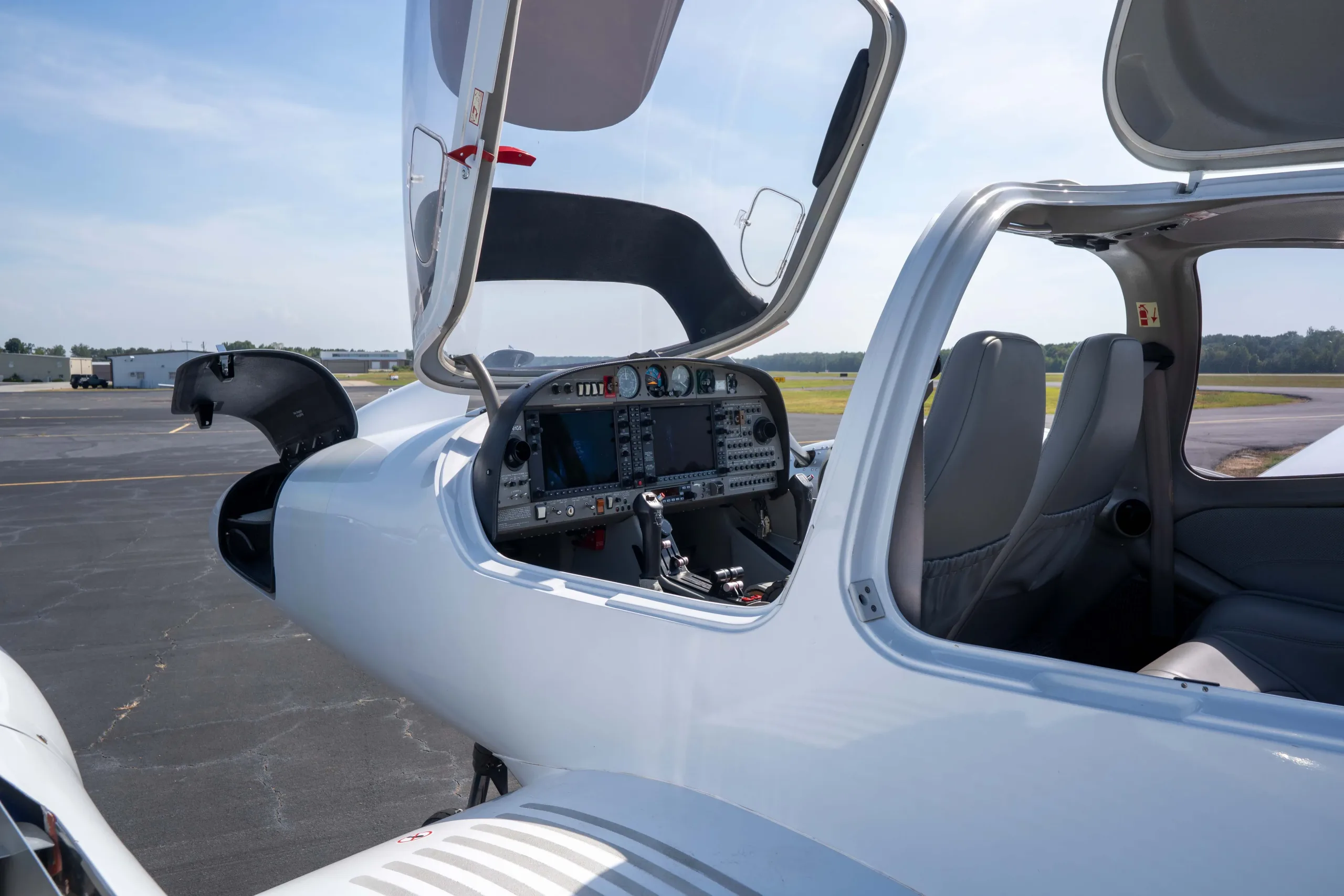 Cockpit and instrument panel of a 2007 Diamond DA.