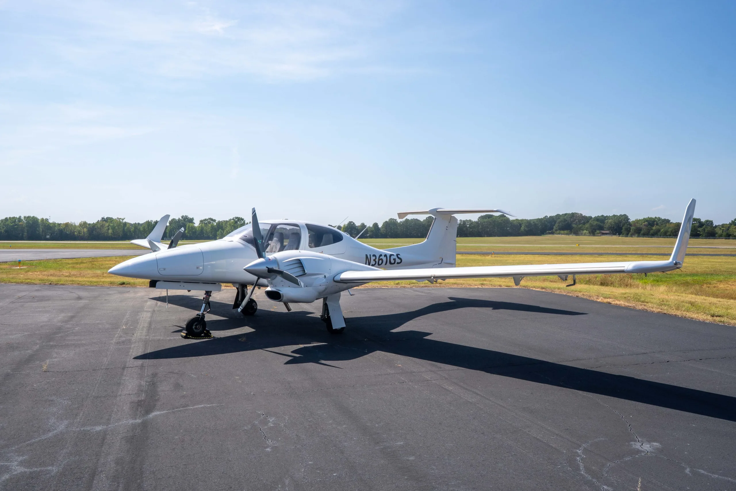 Exterior view of a 2007 Diamond DA.
