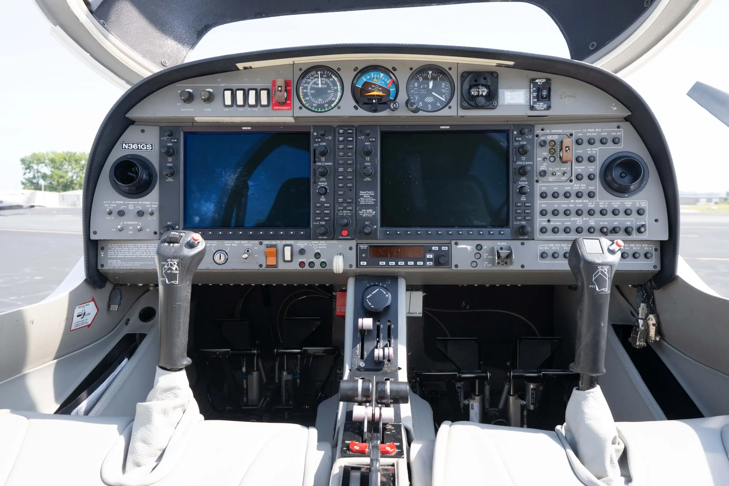 Cockpit and instrument panel of a 2007 Diamond DA.