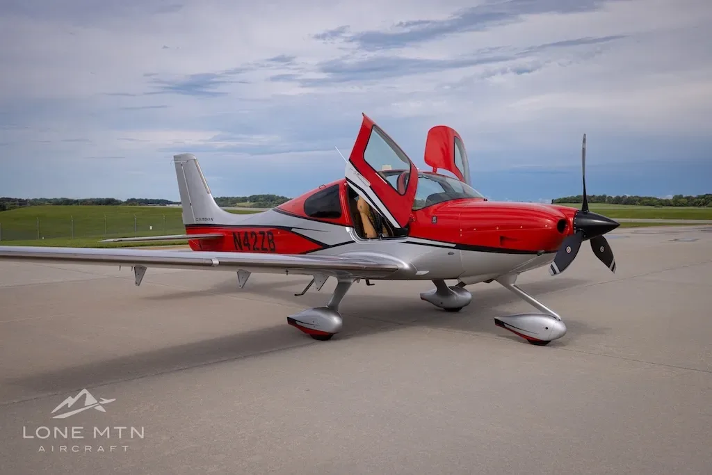 Exterior view of a 2016 Cirrus SR22T, N42ZB.