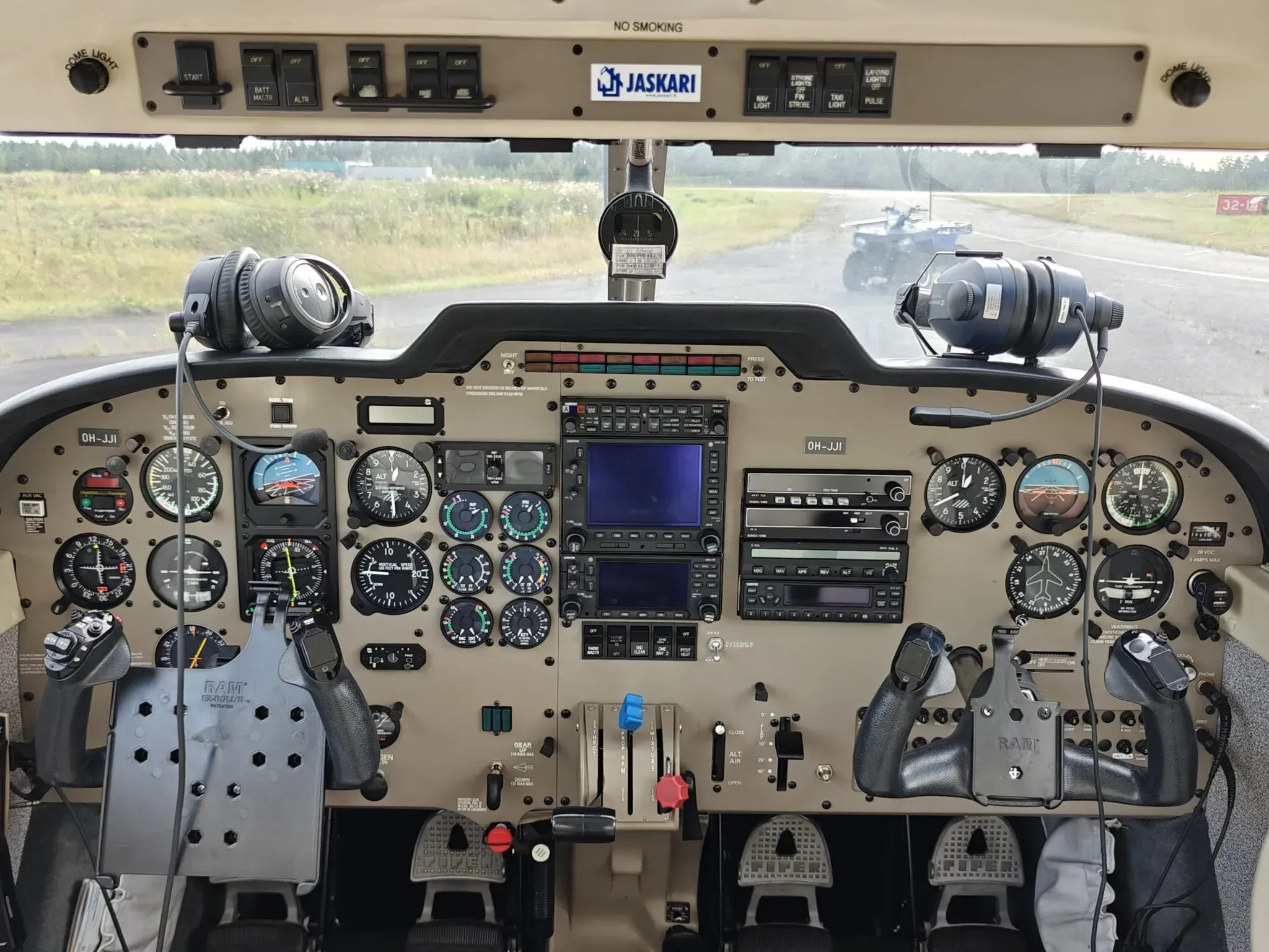 Cockpit and instrument panel of a 2001 Piper Saratoga II TC.