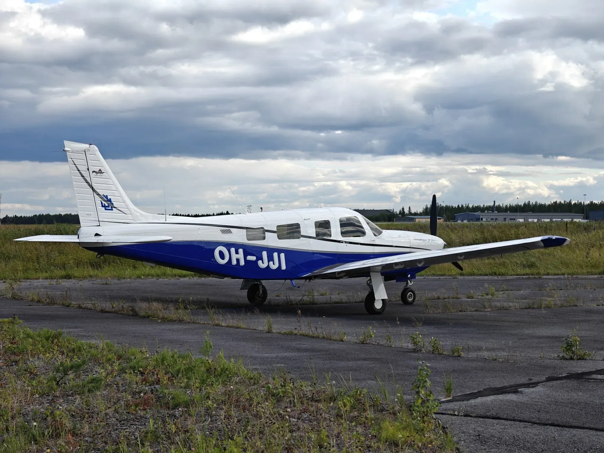 Exterior view of a 2001 Piper Saratoga II TC.
