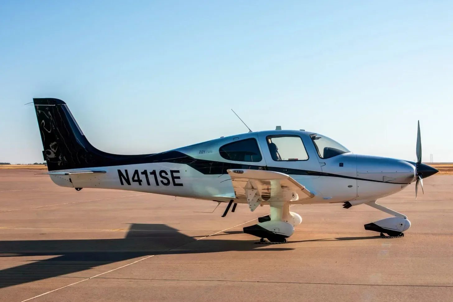 Exterior view of a 2014 Cirrus SR22T, N411SE.