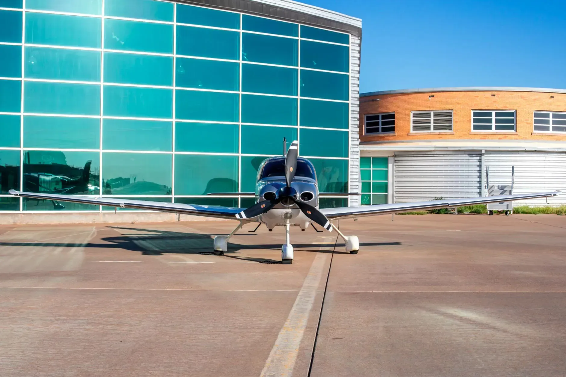 Exterior view of a 2014 Cirrus SR22T, N411SE.
