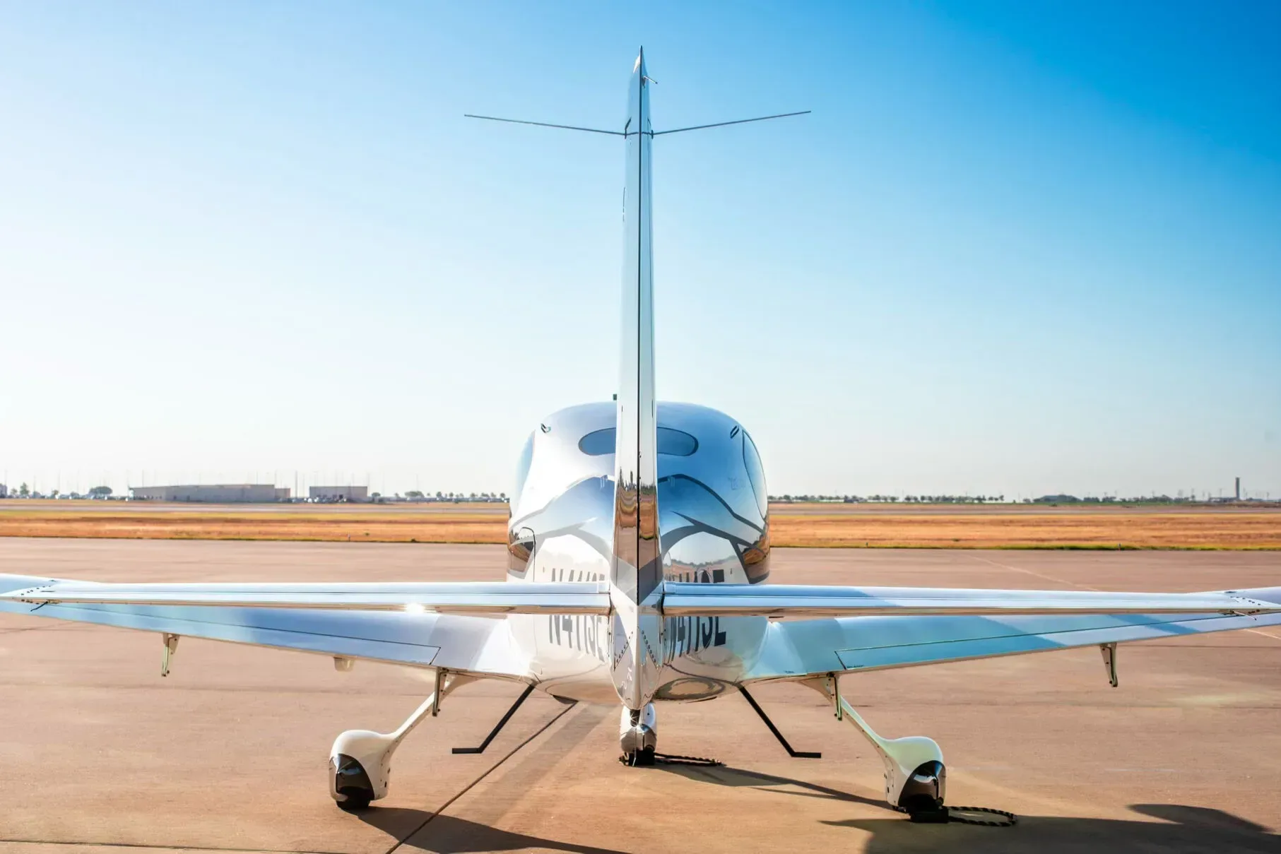 Exterior view of a 2014 Cirrus SR22T, N411SE.