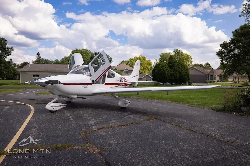 Exterior view of a 2002 Cirrus SR20, N131EG.