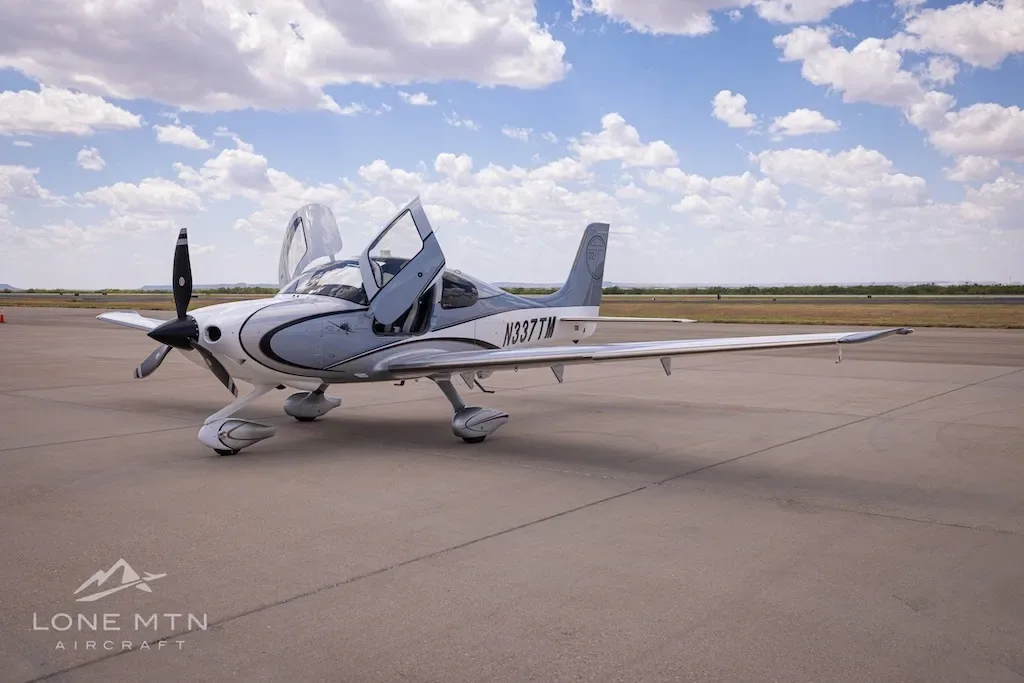 Exterior view of a 2011 Cirrus SR22T, N337TM.